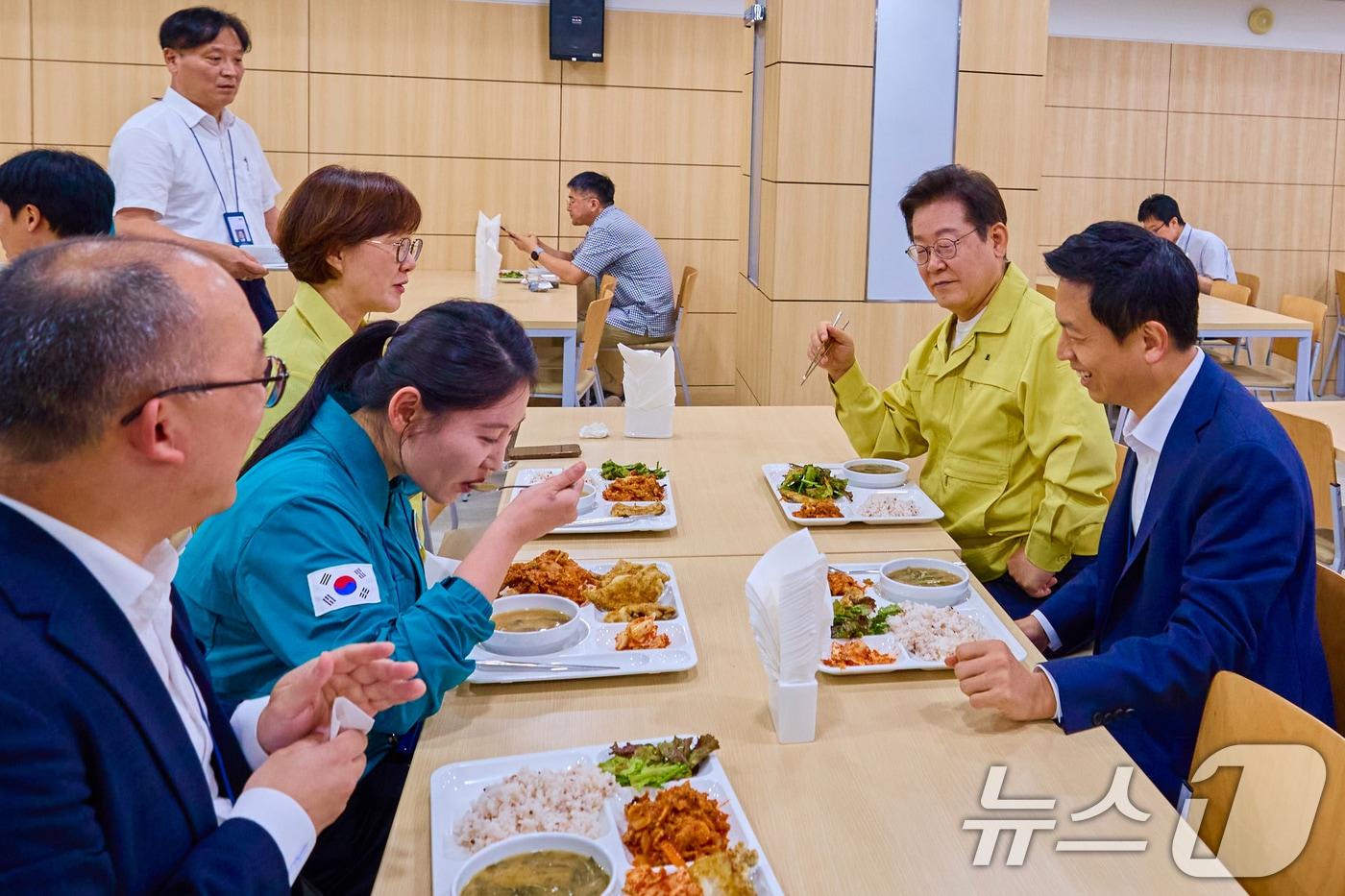 이재명 대통령이 지난 21일 서울 용산 대통령실 청사에서 김현지 총무비서관 등 직원들과 오찬을 하고 있다. &#40;이재명 대통령 SNS. 재판매 및 DB 금지&#41; 2025.8.22/뉴스1 ⓒ News1 허경 기자