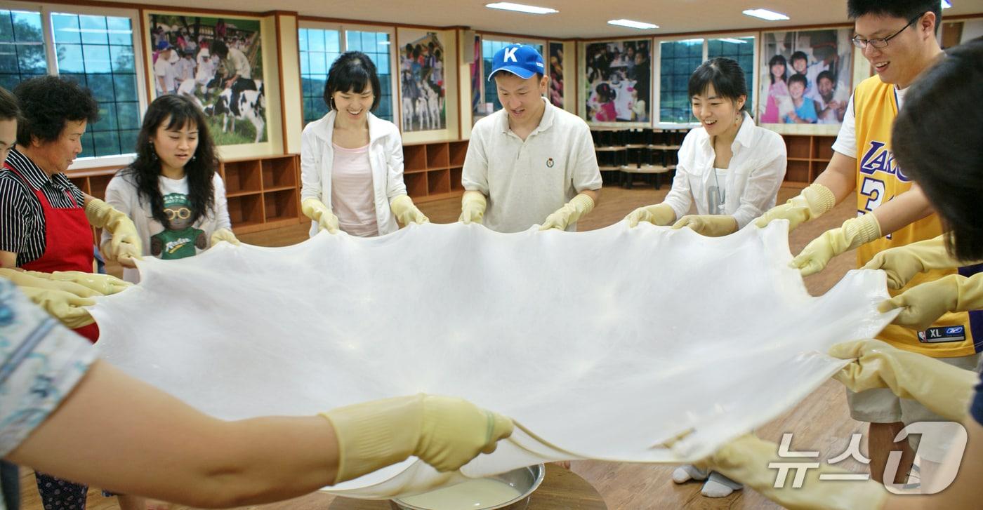 관광객들이 전북 임실군 임실읍 치즈마을에서 지즈 만들기 체험을 하고 있다.(임실군제공. 재판매 및 DB금지)2025.8.22/뉴스1