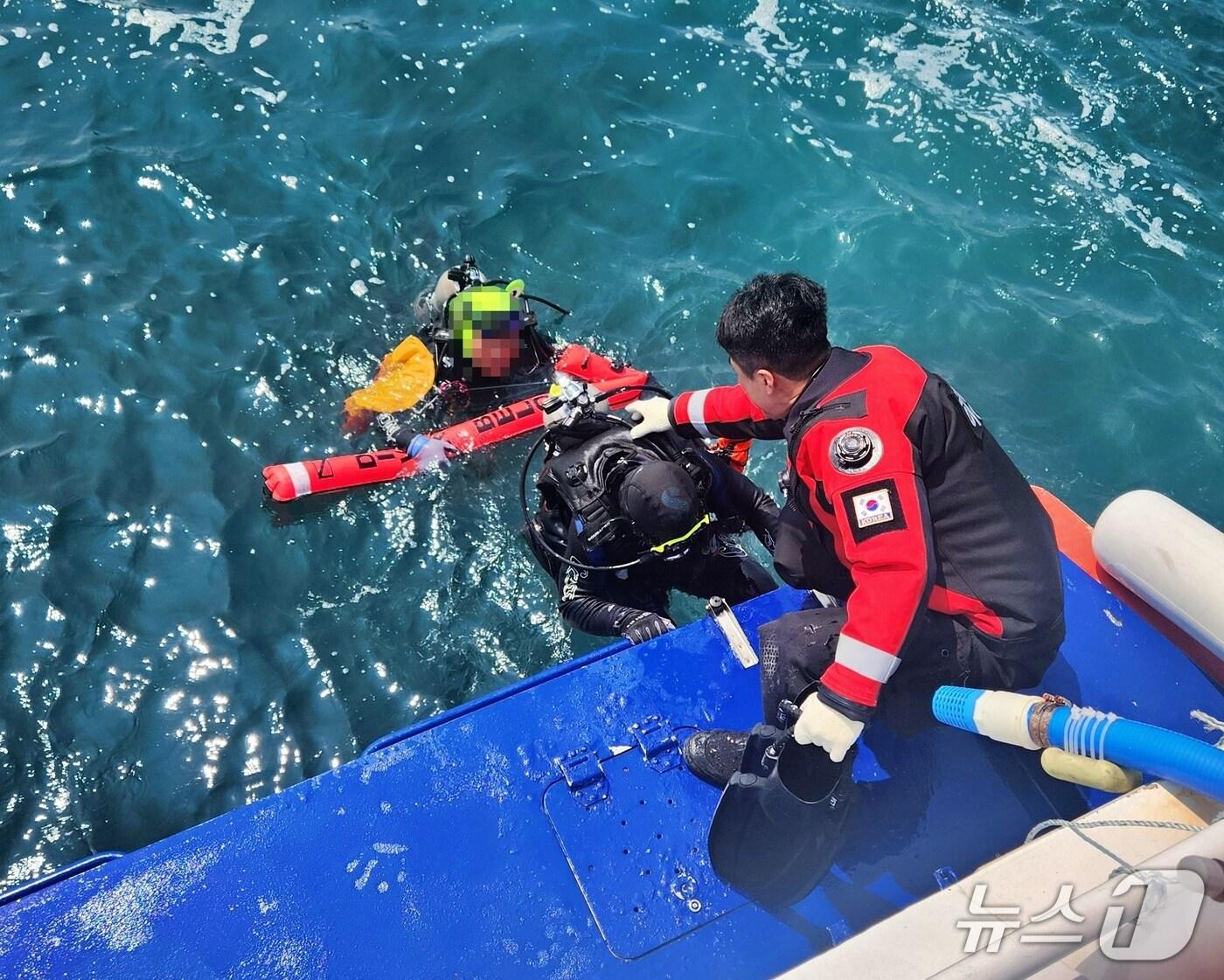 본문 이미지 - 표류 다이버를 구조하고 있는 해경 대원.(통영해경 제공. 재판매 및 DB금지)