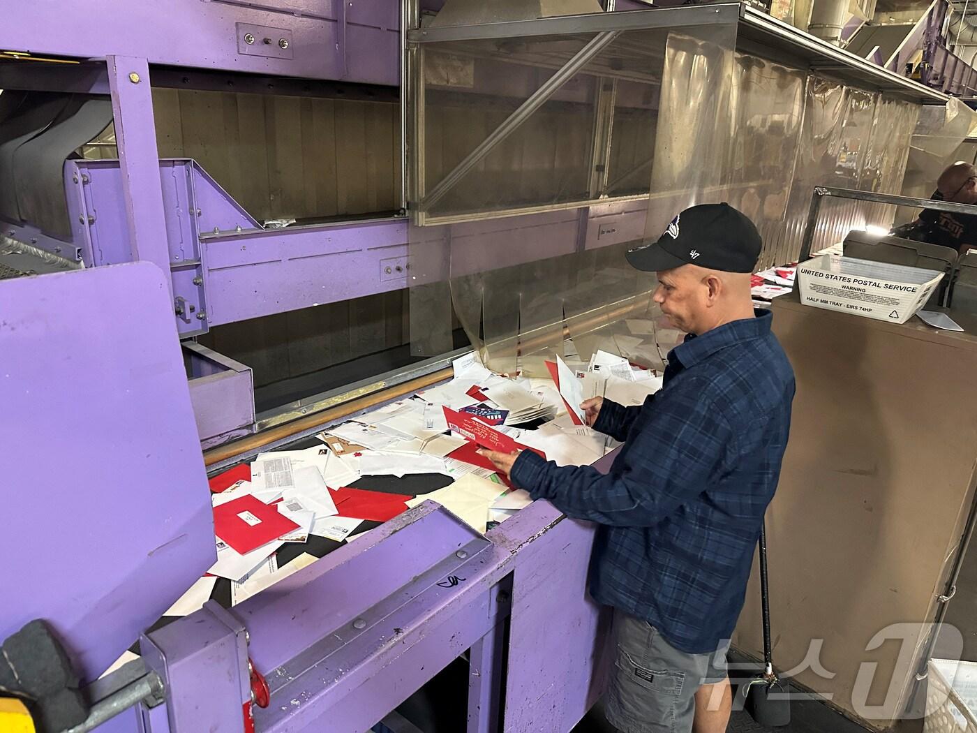 본문 이미지 - 미국 캘리포니아주 로스앤젤레스 연방 우정국 직원이 작업을 하고 있다. 2023.11.30 ⓒ 로이터=뉴스1 <자료사진>
