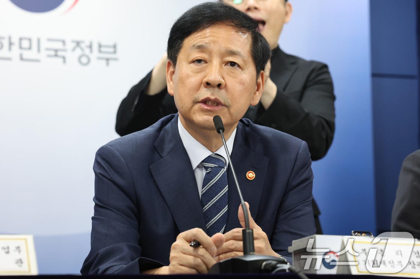 구윤철 경제부총리 겸 기획재정부 장관이 22일 오후 서울 종로구 정부서울청사에서 열린 새정부 경제성장전략 관계부처 합동 브리핑에서 국가 AI 대전환을 위한 15대 선도 프로젝트를 발표하고 있다. 2025.8.22/뉴스1 ⓒ News1 임세영 기자