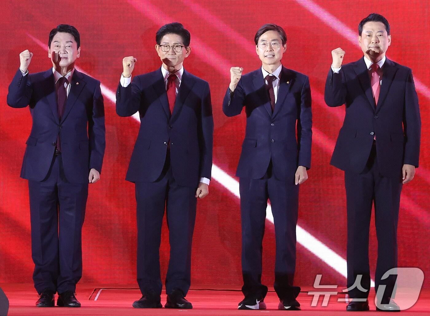 본문 이미지 - 안철수(왼쪽부터), 김문수, 조경태, 장동혁 국민의힘 당대표 후보가 22일 오후 충북 청주 오스코에서 열린 제6차 전당대회에서 기념 촬영을 하고 있다. (공동취재) 2025.8.22/뉴스1 ⓒ News1 신웅수 기자