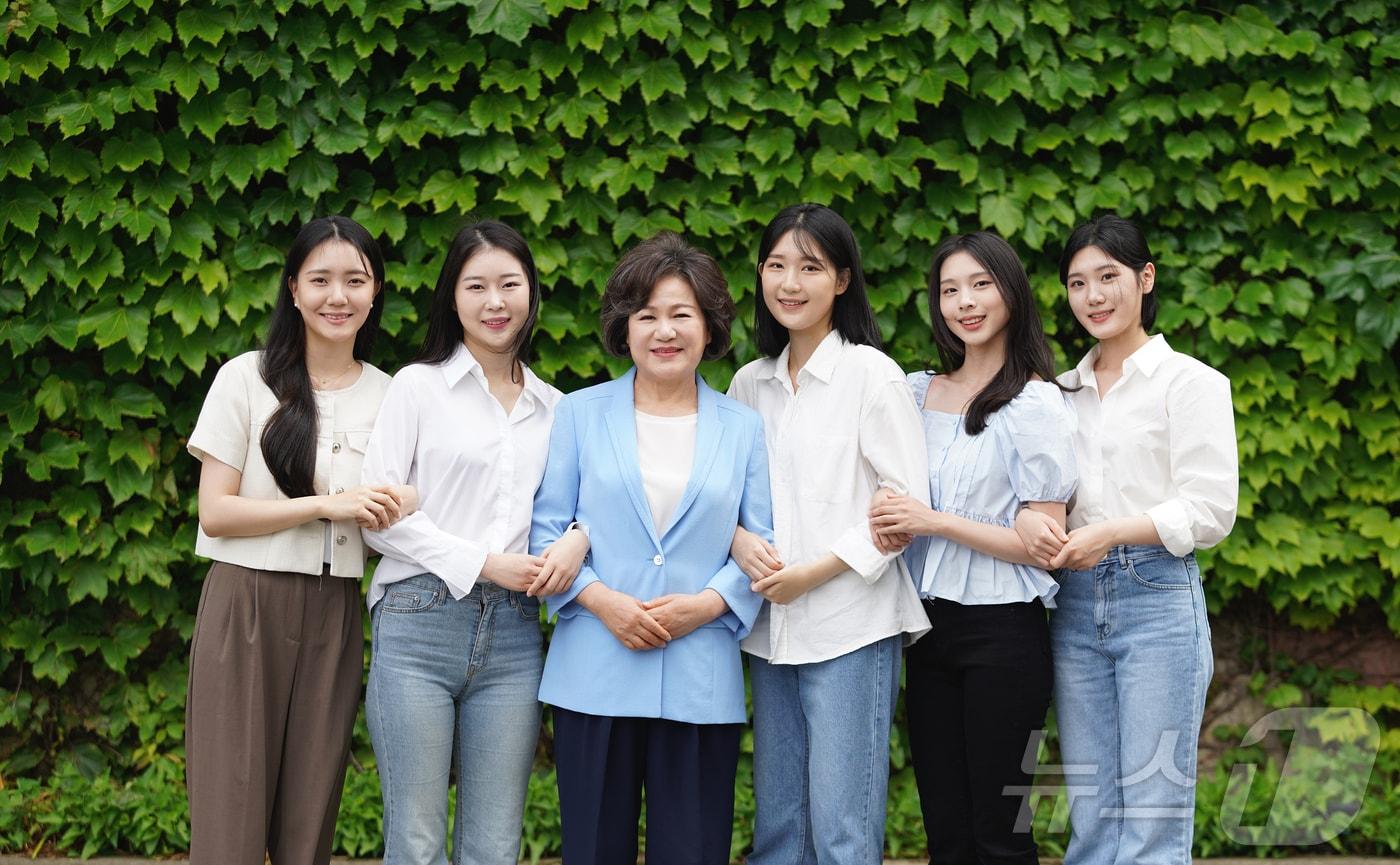 이선재 광주여대 총장과 학생들.(광주여대 제공. 재배포 및 DB 금지)