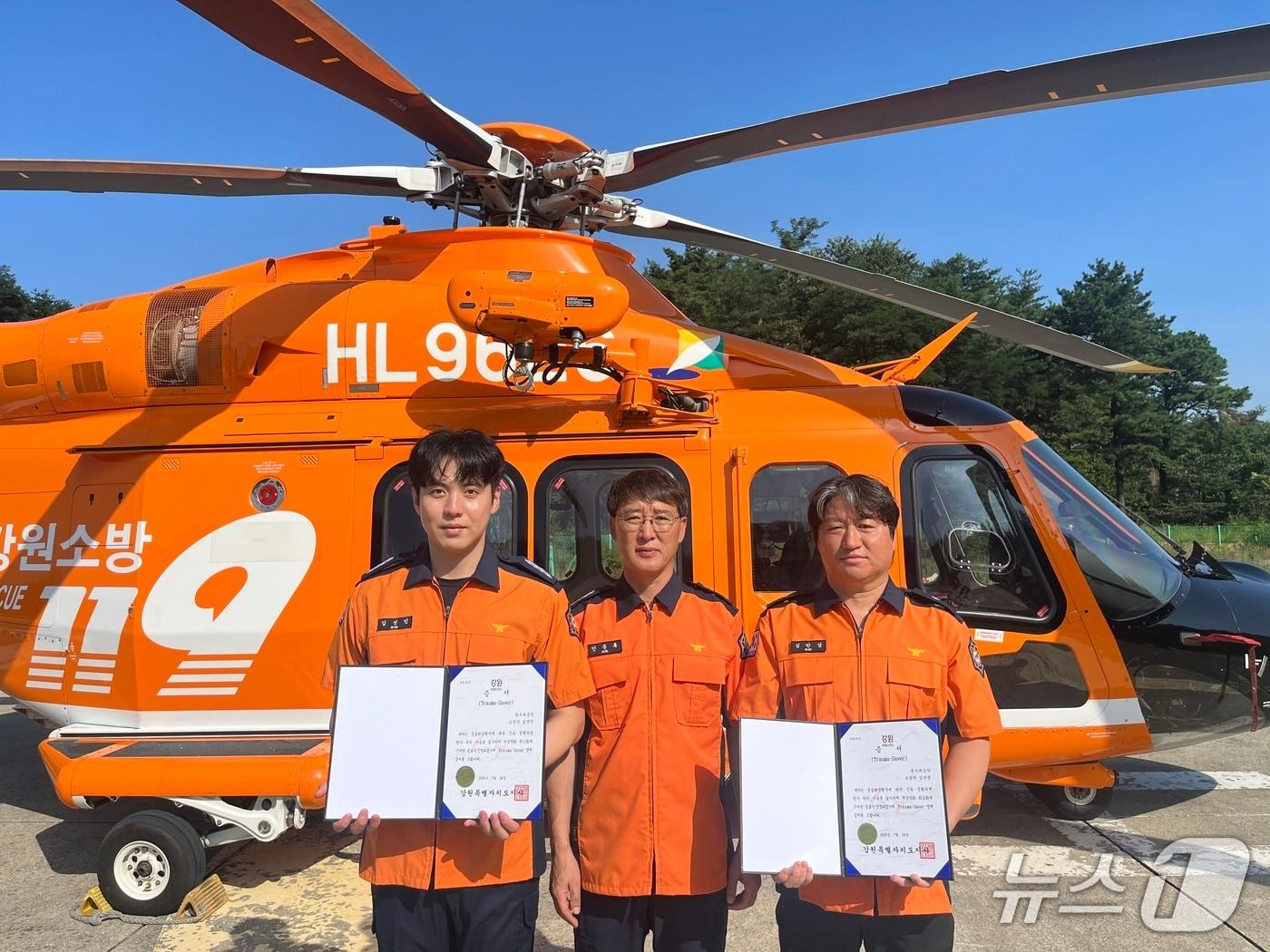 본문 이미지 - 중증 응급환자를 살린 강원소방 119특수대응단 소속 항공구조대원 소방위 심만섭(사진 오른쪽), 소방장 김성민.(강원소방 119특수대응단  제공, 재판매 및 DB금지)