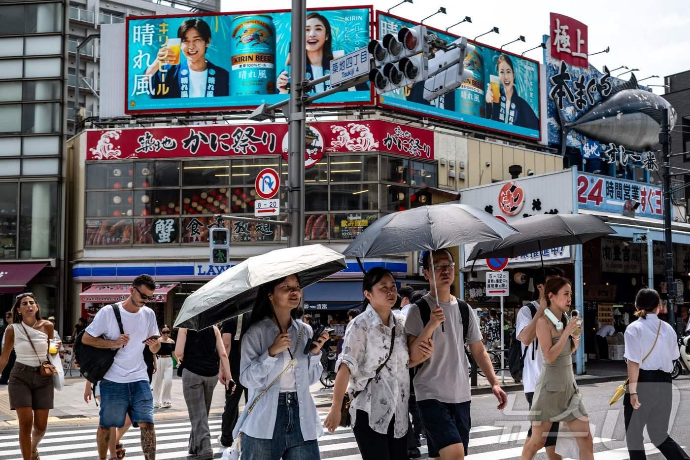 본문 이미지 - 22일 일본 도쿄도 주오구의 츠키지시장 근처 거리를 걷는 시민들의 모습. 2025.08.22 ⓒ AFP=뉴스1 ⓒ News1 김지완 기자