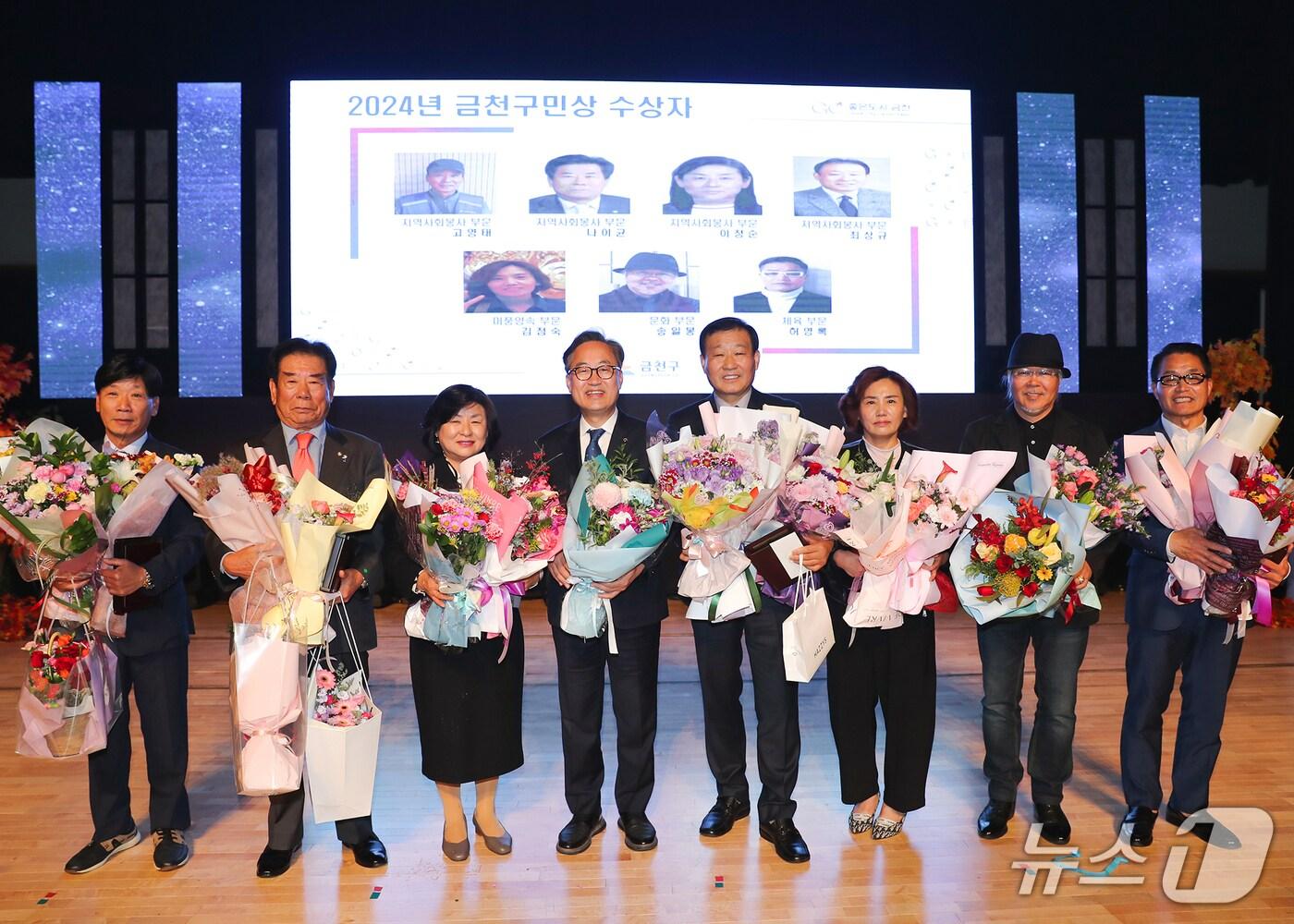 본문 이미지 - 유성훈 금천구청장(왼쪽에서 네 번째)이 지난해 제29회 금천구민상 수상자들과 기념 촬영을 하고 있다.(금천구 제공)