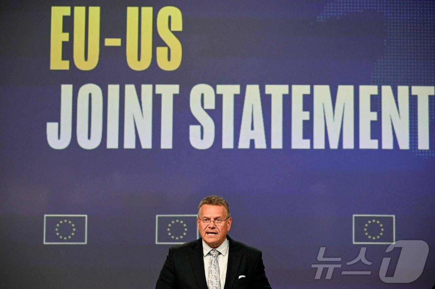 &lt;strong&gt; &lt;/strong&gt;21일&#40;현지시간&#41; 브뤼셀에 위치한 유럽연합&#40;EU&#41; 집행위원회에서 마로시 셰프초비치 EU 통상·경제안보·기관 간 관계·투명성 담당 집행위원이 EU-미국 관세 합의에 관한 기자회견을 열고 있다. 2025.08.21.ⓒ AFP=뉴스1