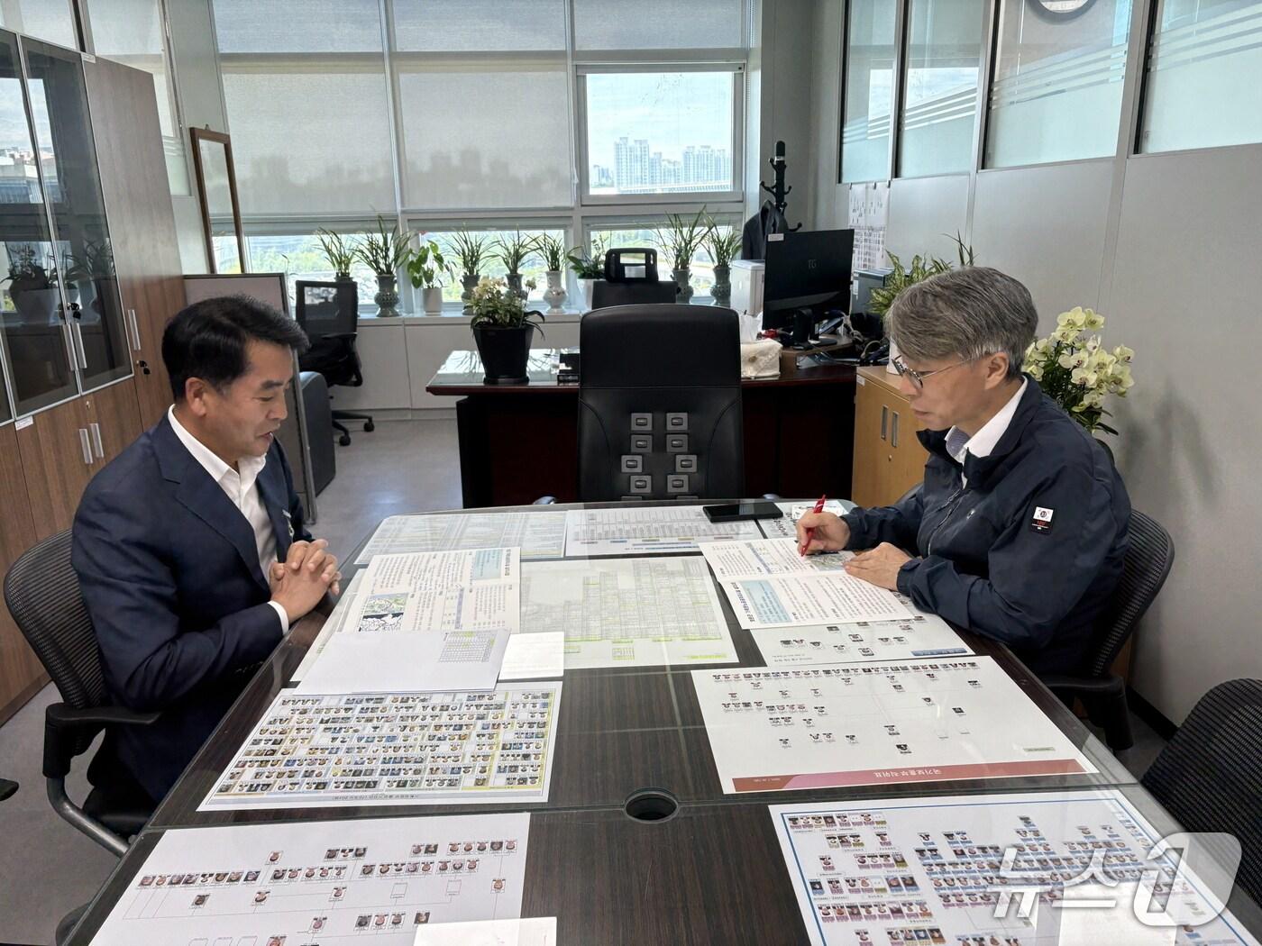 본문 이미지 - 최재형 보은군수가 기획재정부를 방문해 지역 현안사업을 설명하고 있다.  &#40;보은군 제공, 재판매 및 DB금지&#41; /뉴스1