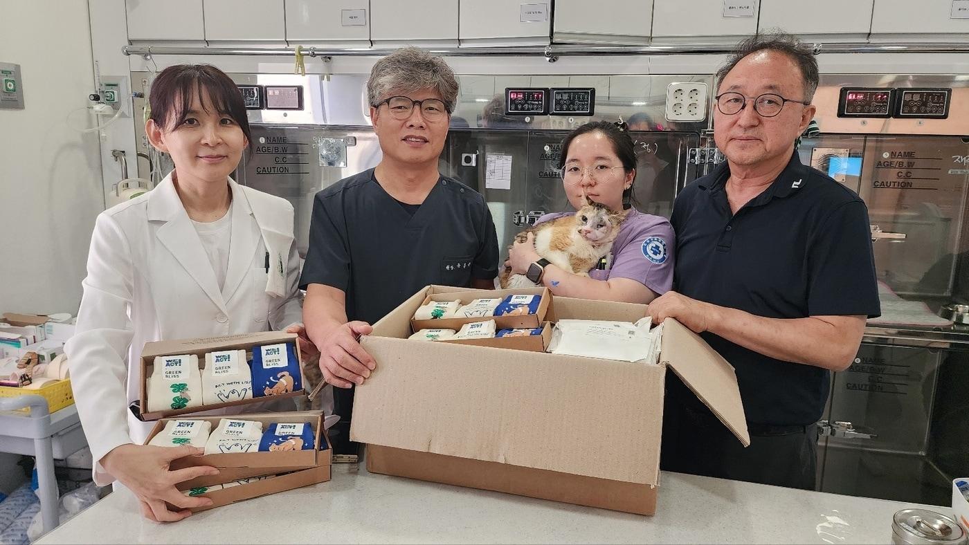 로얄동물메디컬센터 정인성 대표원장&#40;오른쪽 첫 번째&#41;, 김가연 원장&#40;왼쪽 첫 번째&#41;, 유용규 원장&#40;왼쪽 두 번째&#41; 등 의료진이 산불 현장 구조묘와 함께 선물 받은 제품들과 기념 사진을 찍고 있다&#40;병원 제공&#41;. ⓒ 스1