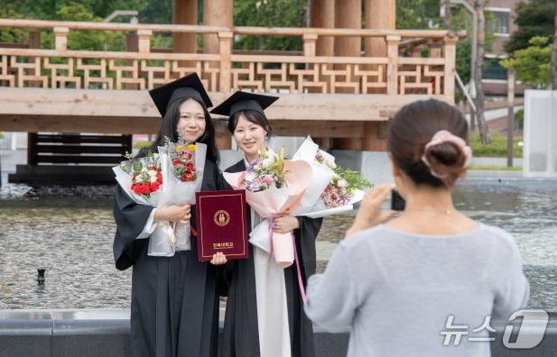 본문 이미지 - 전북대학교 2024학년도 후기 학위수여식이 22일 오전 10시 삼성문화회관에서 개최됐다.(전북대 제공, 재판매 및 DB 금지)/뉴스1