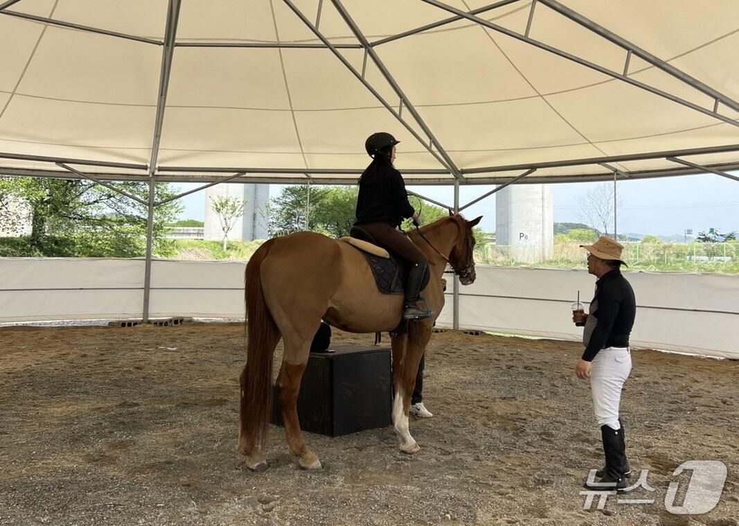 본문 이미지 - 보은군 학생승마 체험 강습 장면(보은군 제공, 재판매 및 DB금지) /뉴스1