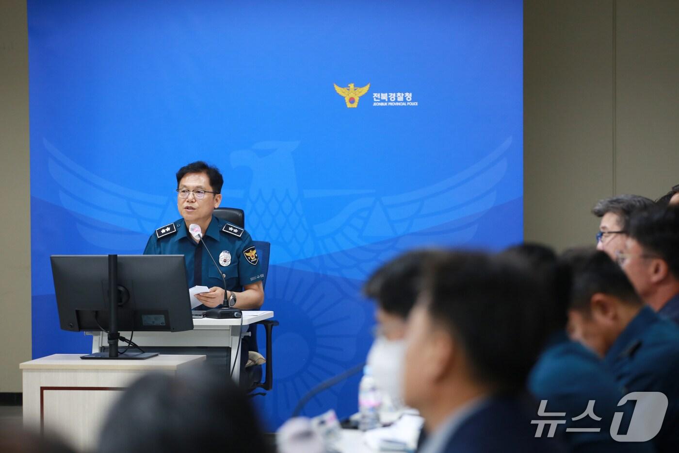 22일 김철문 전북경찰청장이 지휘부·15개 경찰서장들과 주요 현안 회의를 진행했다.&#40;전북경찰청 제공. 재판매 및 DB금지&#41;