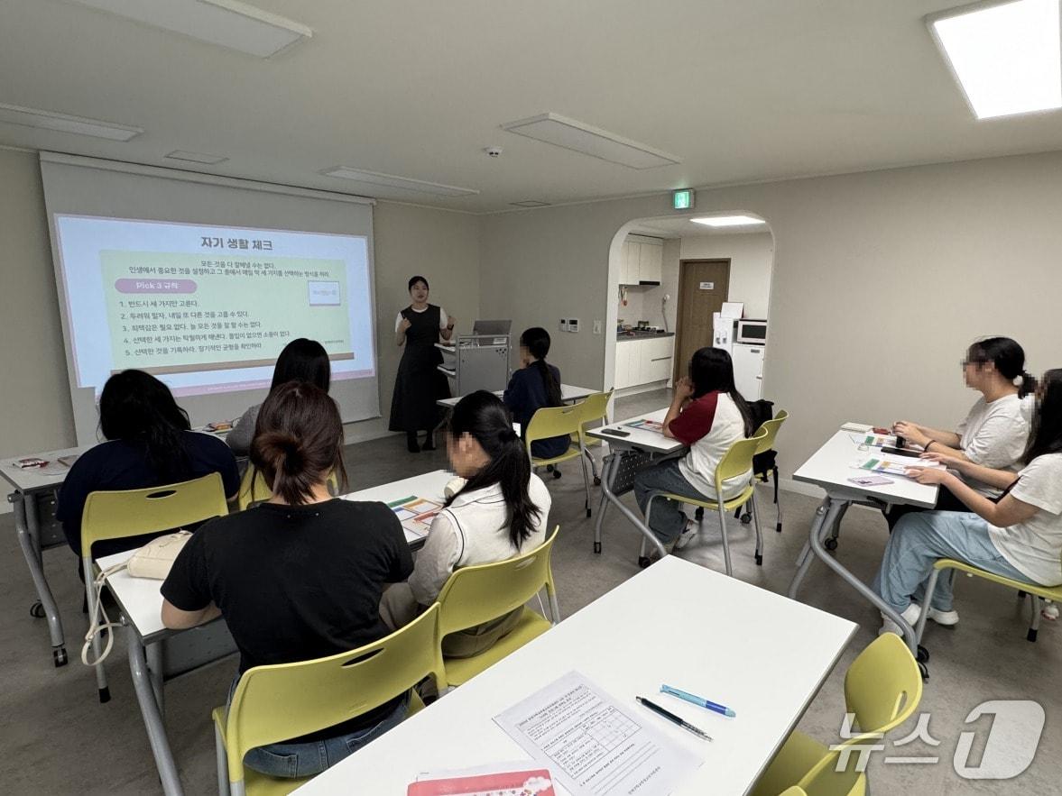 본문 이미지 - '나는 내 인생의 매니저' 활동 모습.(부산 연제구 제공. 재판매 및 DB금지)