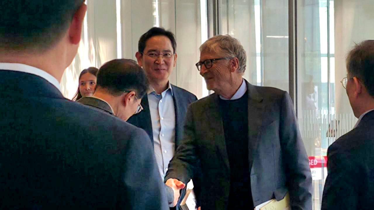 본문 이미지 - 빌 게이츠 게이츠재단 이사장이 22일 서울 서초구 삼성전자 서초사옥을 찾아 이재용 삼성전자 회장과 회동했다&#40;삼성전자 제공&#41;. ⓒ 뉴스1