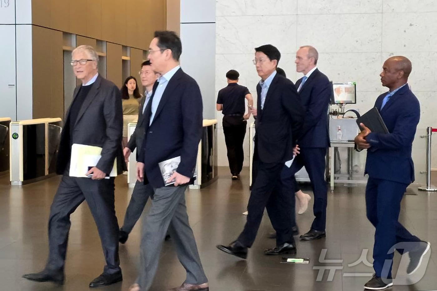 이재용 삼성전자 회장이 22일 삼성전자 서초 사옥을 방문해 오찬을 함께 한 빌 게이츠 게이츠재단 이사장을 배웅하고 있다. &#40;삼성전자 제공. 재판매 및 DB 금지&#41; 2025.8.22/뉴스1