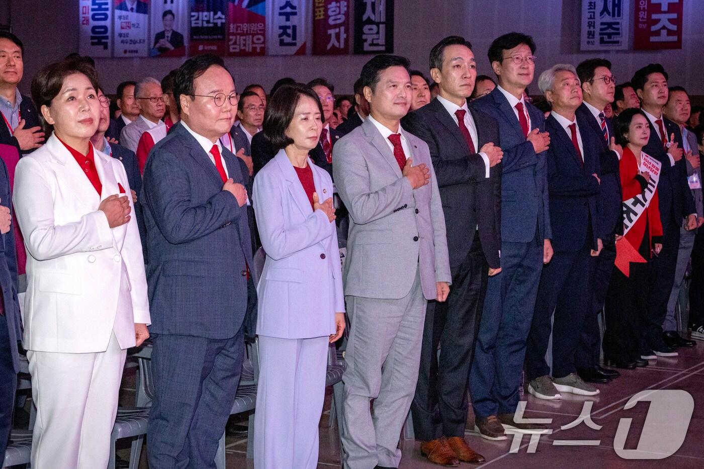 국민의힘 최고위원 후보와 청년 최고위원 후보들이 22일 오후 충북 청주시 오스코에서 열린 제6차 전당대회에서 국민의례를 하고 있다. 최고위원에는 김재원, 양향자, 최수진, 김태우, 김민수, 손범규, 김근식, 신동욱 후보가 청년 최고위원에는 손수조, 우재준 후보가 출마했다. (공동취재) 2025.8.22/뉴스1 ⓒ News1 신웅수 기자