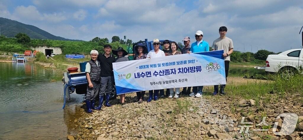 본문 이미지 - 청주시 대청호 치어 방류.(시 제공)/뉴스1