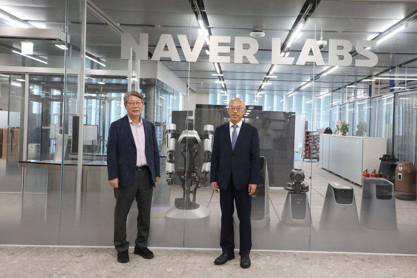 조원철 법제처장&#40;오른쪽&#41;이 22일 인공지능 로봇 산업의 발전을 위한 법·제도 개선 방안을 논의하기 위해 네이버 1784를 방문했다.&#40;법제처 제공&#41;