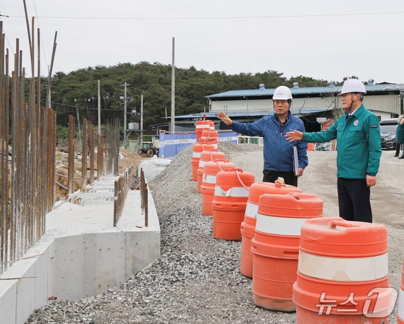 본문 이미지 - 김윤철 합천군수&#40;오른쪽&#41;가 자연재난 대비 재해예방사업 현장 점검을 하고 있다&#40;합천군 제공. 재판매 및 DB금지&#41;. 2025.8.22