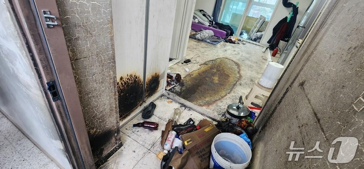 본문 이미지 - 지난 1월 전북 완주군 한 아파트에서 발생한 전동킥보드 배터리 화재.&#40;전북소방 제공. 재판매 및 DB금지&#41;