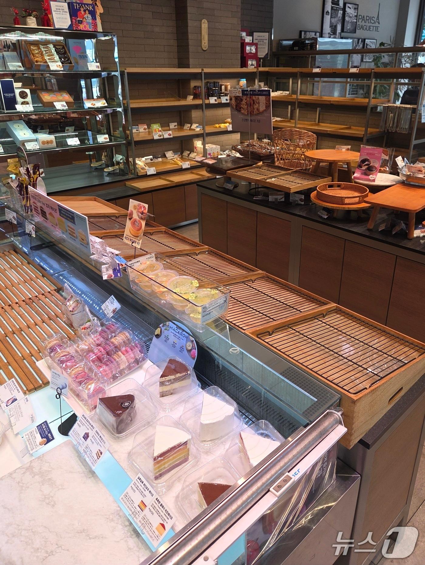 본문 이미지 - SKT 고객감사제의 영향으로 빈 파리바게뜨의 매대 2025.08.20/뉴스1 ⓒNews1 김정현 기자