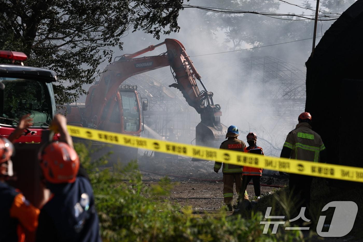 22일 오후 서울 강남구 세곡동의 화훼농원 비닐하우스에서 화재가 발생해 소방 관계자들이 중장비를 이용해 잔불 정리 작업을 하고 있다. 2025.8.22/뉴스1 ⓒ News1 이승배 기자