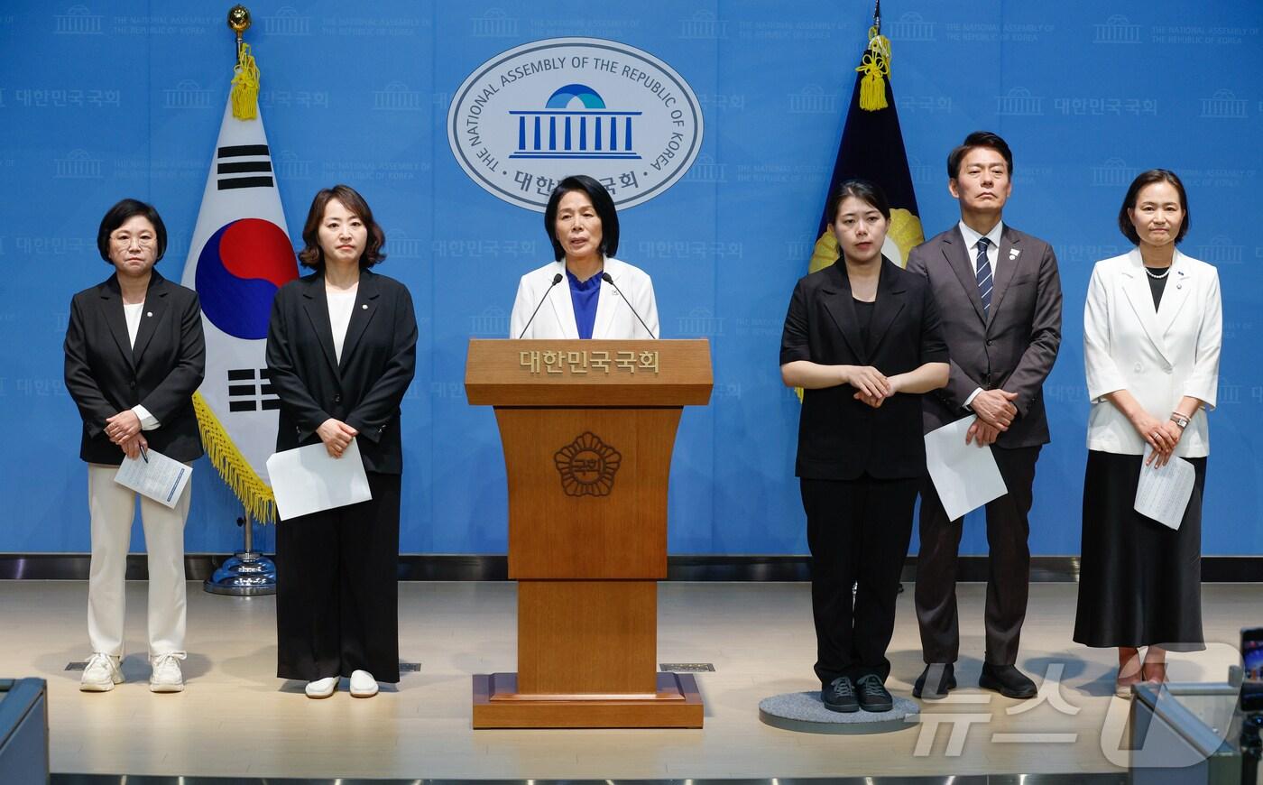 최민희 국회 과학기술정보방송통신위원장과 과방위 소속 더불어민주당·조국혁신당 의원들이 지난 22일 오후 서울 여의도 국회 소통관에서 방송법 개정안, 방송문화진흥회법(방문진법·MBC법) 개정안, 한국교육방송공사법(EBS법) 개정안 등 방송3법 통과에 따른 기자회견을 하고 있다 2025.8.22/뉴스1 ⓒ News1 안은나 기자