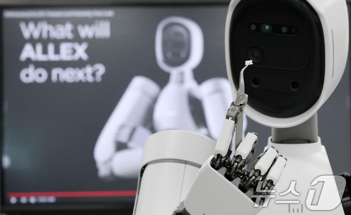 위로보틱스의 첫 범용 휴머노이드 로봇 &#39;알렉스&#39;가 핀셋으로 작은 소자를 집어들어 보이고 있다.ⓒ News1 김기태 기자