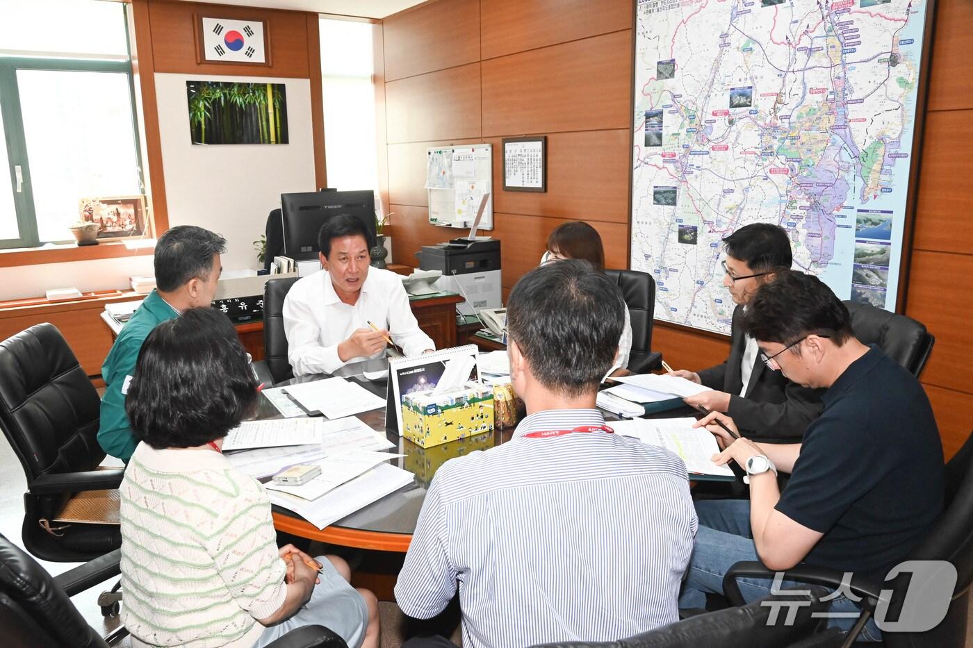울산시의회 홍유준 의원은 22일 시 관계부서와 간담회를 갖고 내달 시의회에서 심의 예정인'울산광역시 도시계획 조례일부개정안'과 연계한 일산해수욕장 일대 개발 규제 완화 및 활용 방안에 대해 논의했다.(울산시의회 제공. 재판매 및 DB금지)/뉴스1