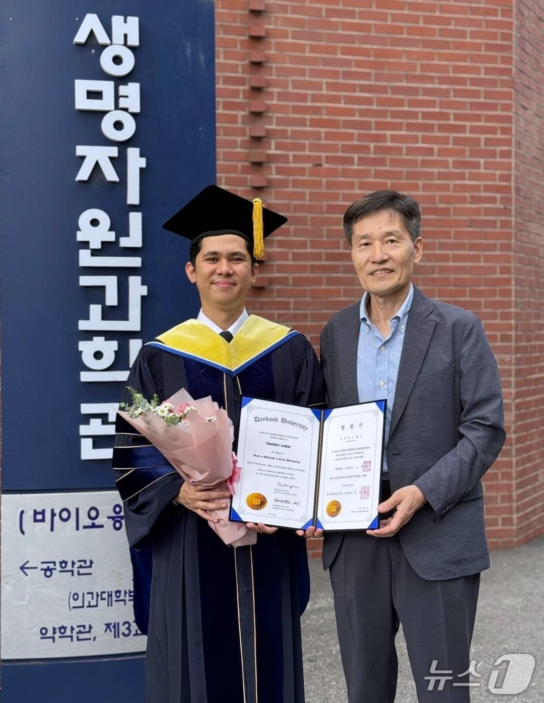 본문 이미지 - 로비 바스케즈(왼쪽)씨와 강대경 지도 교수.(단국대 제공)