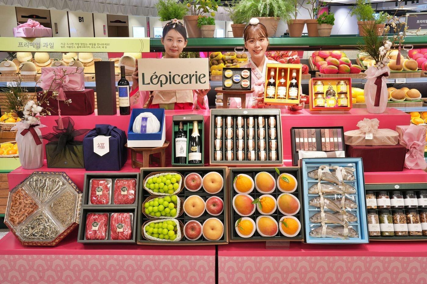 잠실점 지하1층 식품관에서 선물 세트를 홍보하는 모델들.(롯데백화점 제공)