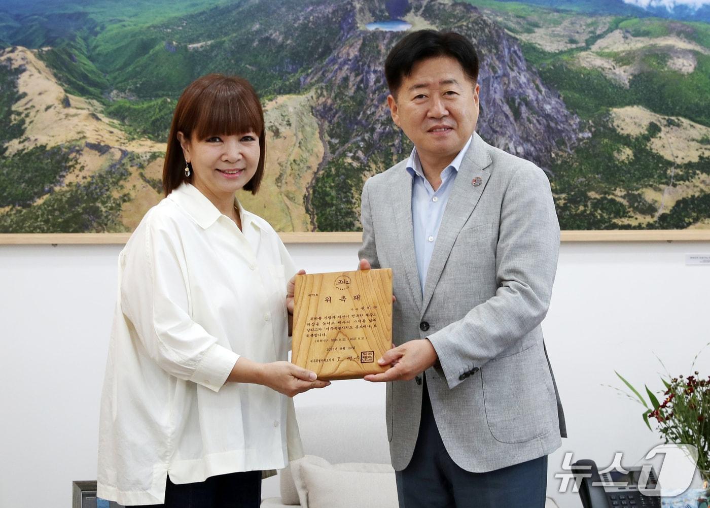 본문 이미지 - 오영훈 제주도지사와 가수 원미연이 홍보대사 위촉 후 기념촬영을 하고 있다(제주도 제공. 재판매 및 DB 제공)/뉴스1