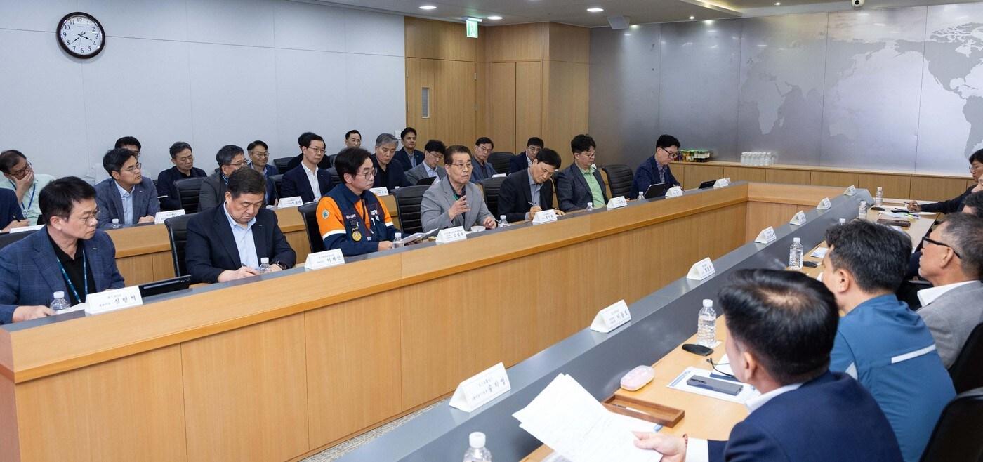 장인화 포스코그룹 회장이 22일 포스코센터에서 열린 '그룹 안전 특별점검회의'에서 참석자들과 안전 혁신 방안을 논의하고 있다. (포스코홀딩스 제공)
