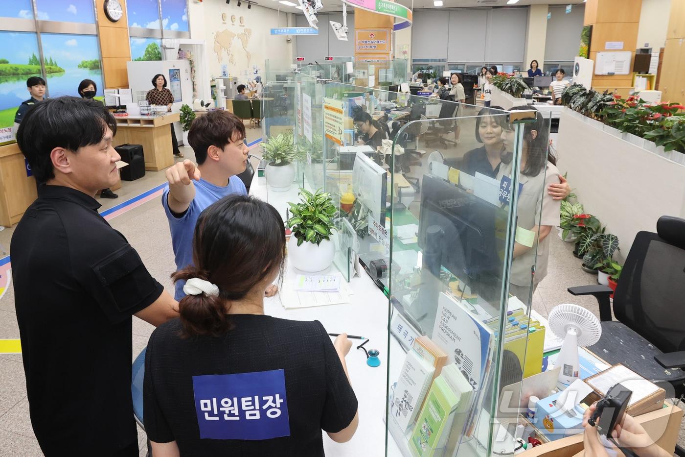  광주 동구청 1층 민원봉사과에서 진행한 특이 민원 대응 훈련 모습. &#40;자료사진. 광주 동구 제공. 재판매 및 DB 금지&#41; ⓒ News1 이승현 기자