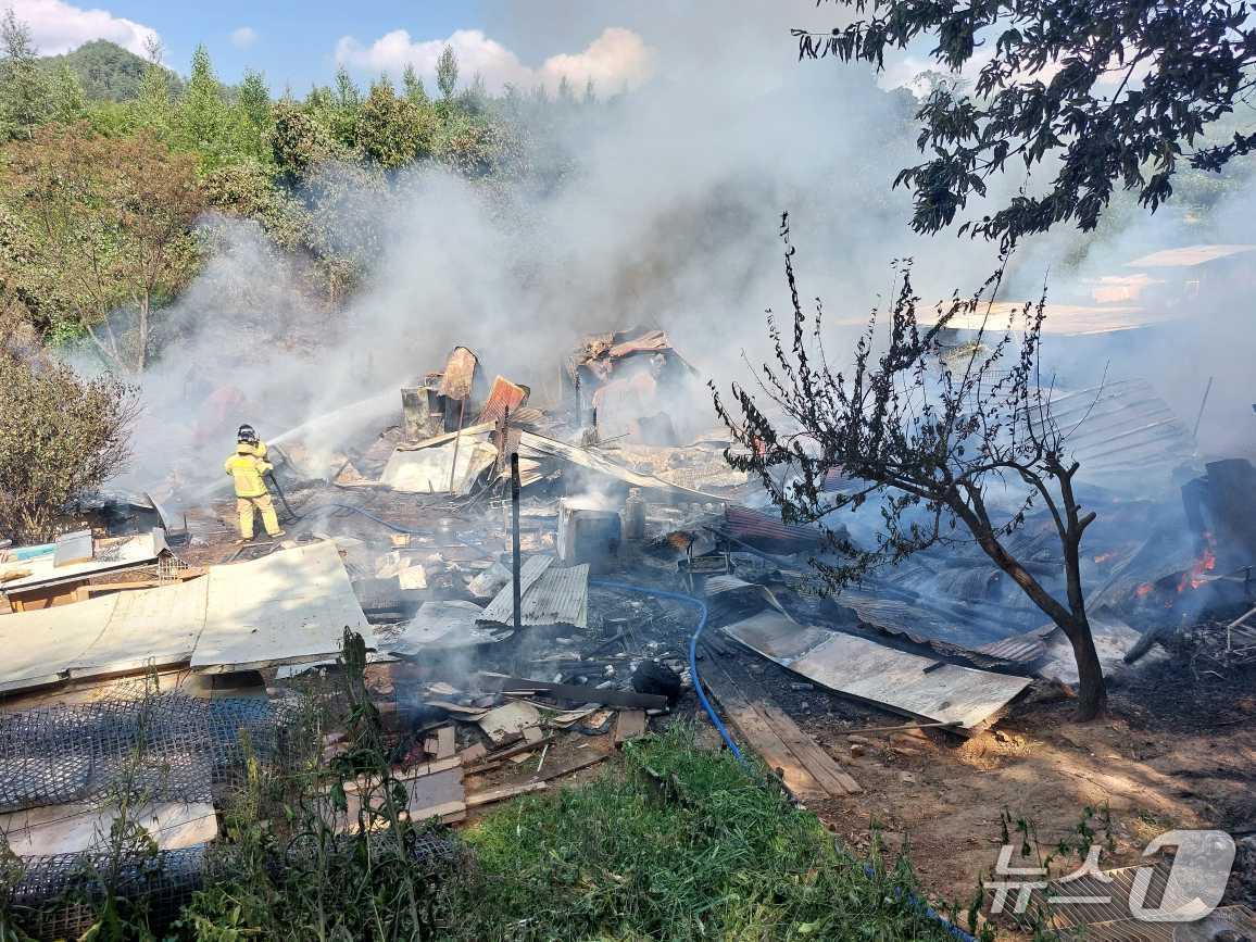 본문 이미지 - 강원 정선 여량면 화재 현장.(강원도소방본부 제공, 재판매 및 DB금지)