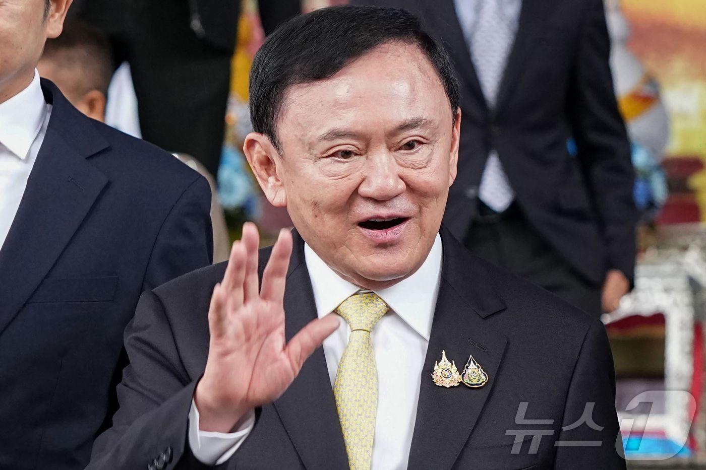 태국의 탁신 친나왓 전 총리가 22일 방콕 형사법원을 떠나고 있다. 탁신은 이날 왕실 모독 혐의에 대해 무죄를 선고받았다. 2025.08.22.ⓒ AFP=뉴스1