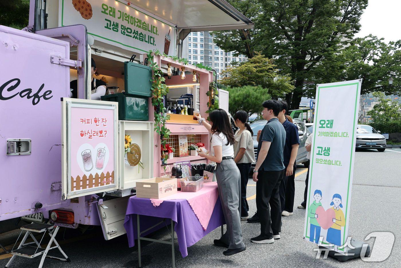 22일 경기 가평군 청사 앞에 수해 유가족이 보낸 커피차가 주차돼 있다.&#40;가평군 제공. 재판매 및 DB 금지&#41;/뉴스1 