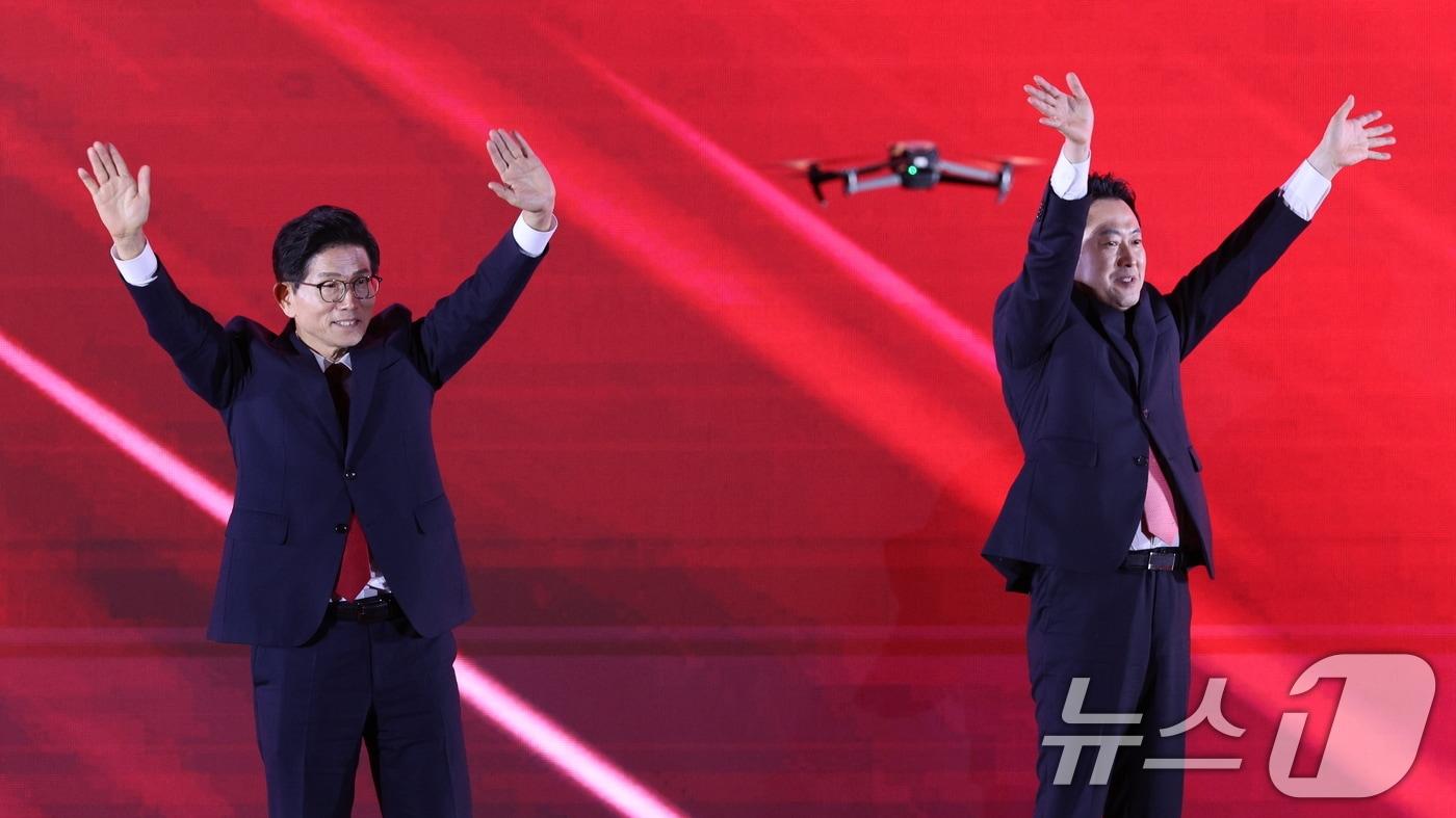김문수·장동혁 국민의힘 당대표 후보가 22일 오후 충북 청주시 오스코에서 열린 제6차 전당대회에서 결선 진출에 성공한 뒤 두 손을 번쩍 들어 기뻐하고 있다. 2028.8.22/뉴스1 ⓒ News1 신웅수 기자