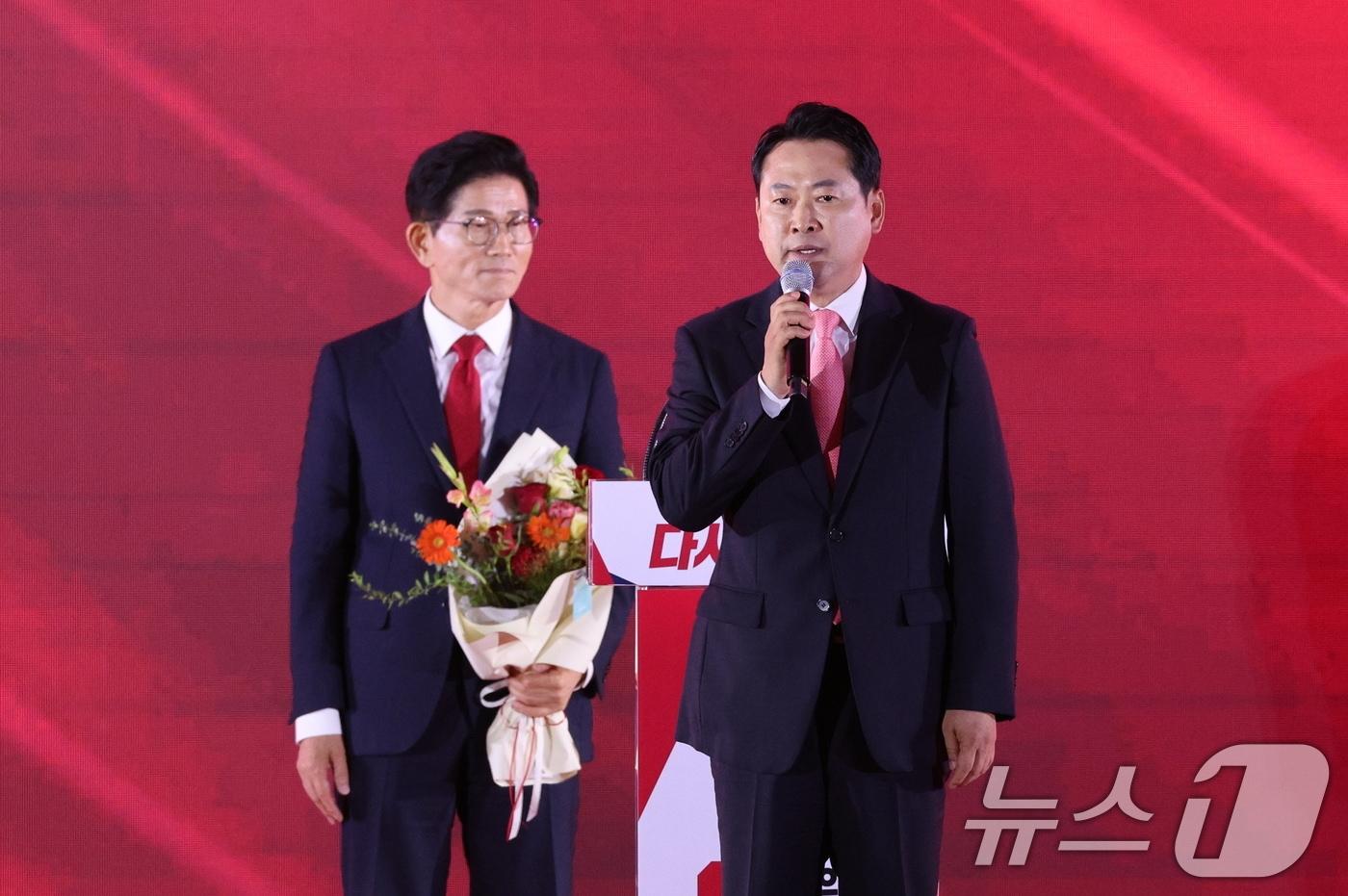 장동혁 국민의힘 당대표 후보가 22일 오후 충북 청주시 오스코에서 열린 제6차 전당대회에서 결선 진출에 성공한 뒤 소감을 밝히고 있다. 장 후보 왼쪽은 함께 결선에 진출한 김문수 후보. 2028.8.22/뉴스1 ⓒ News1 신웅수 기자