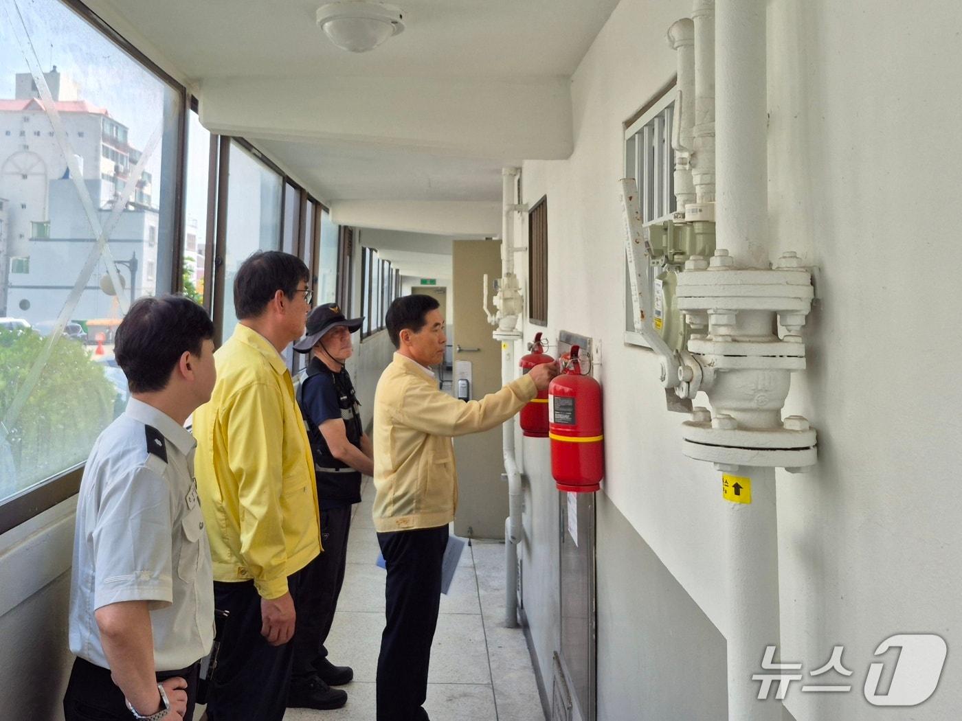 본문 이미지 - 울산 동구는 노후 아파트 화재를 예방하기 위해 22일 화정동 금강아파트에서 현장 안전 점검을 실시했다고 밝혔다.&#40;울산 동구 제공. 재판매 및 DB금지&#41;뉴스1