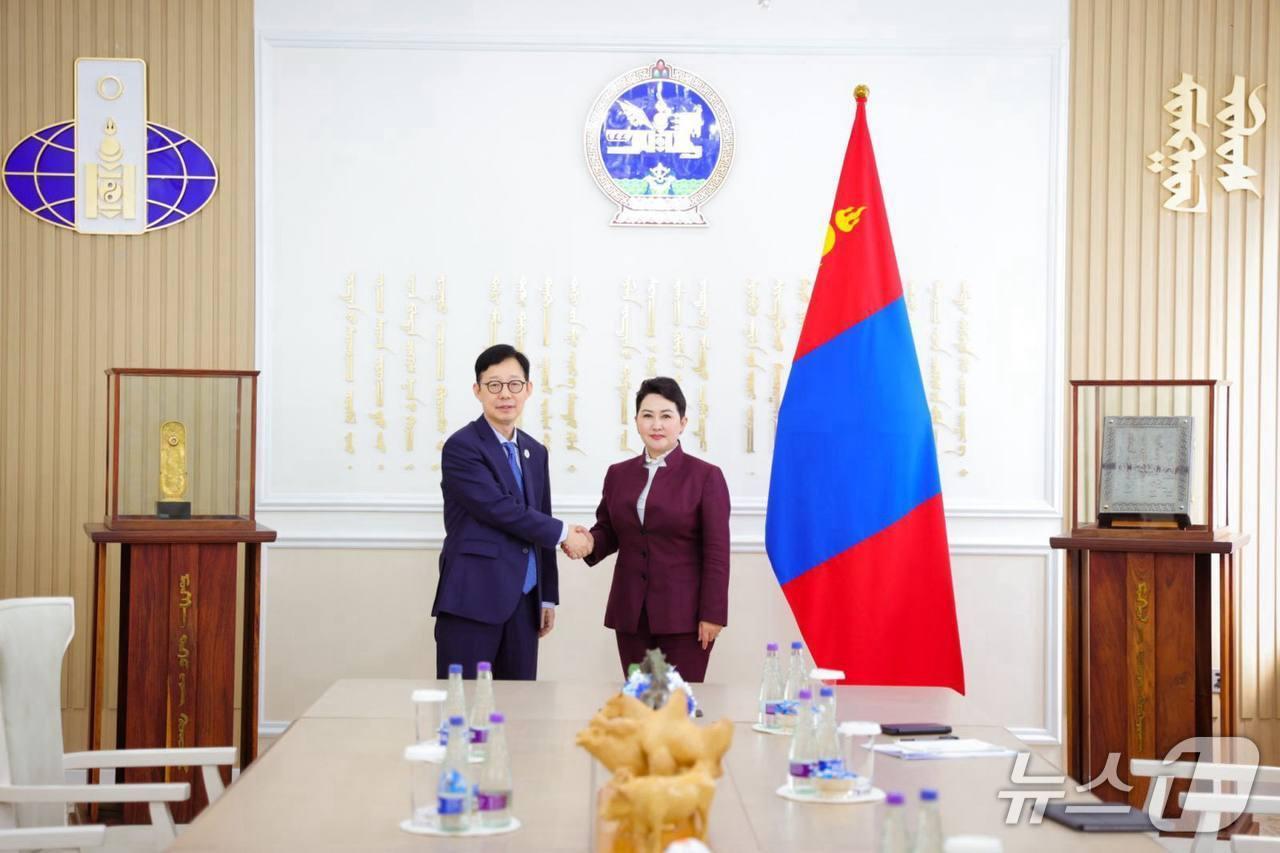 본문 이미지 - 박윤주 외교부 1차관은 22일(현지시간) 바트뭉흐 바트체첵 몽골 외교장관을 예방했다. 2025.08.22. (외교부 제공) 