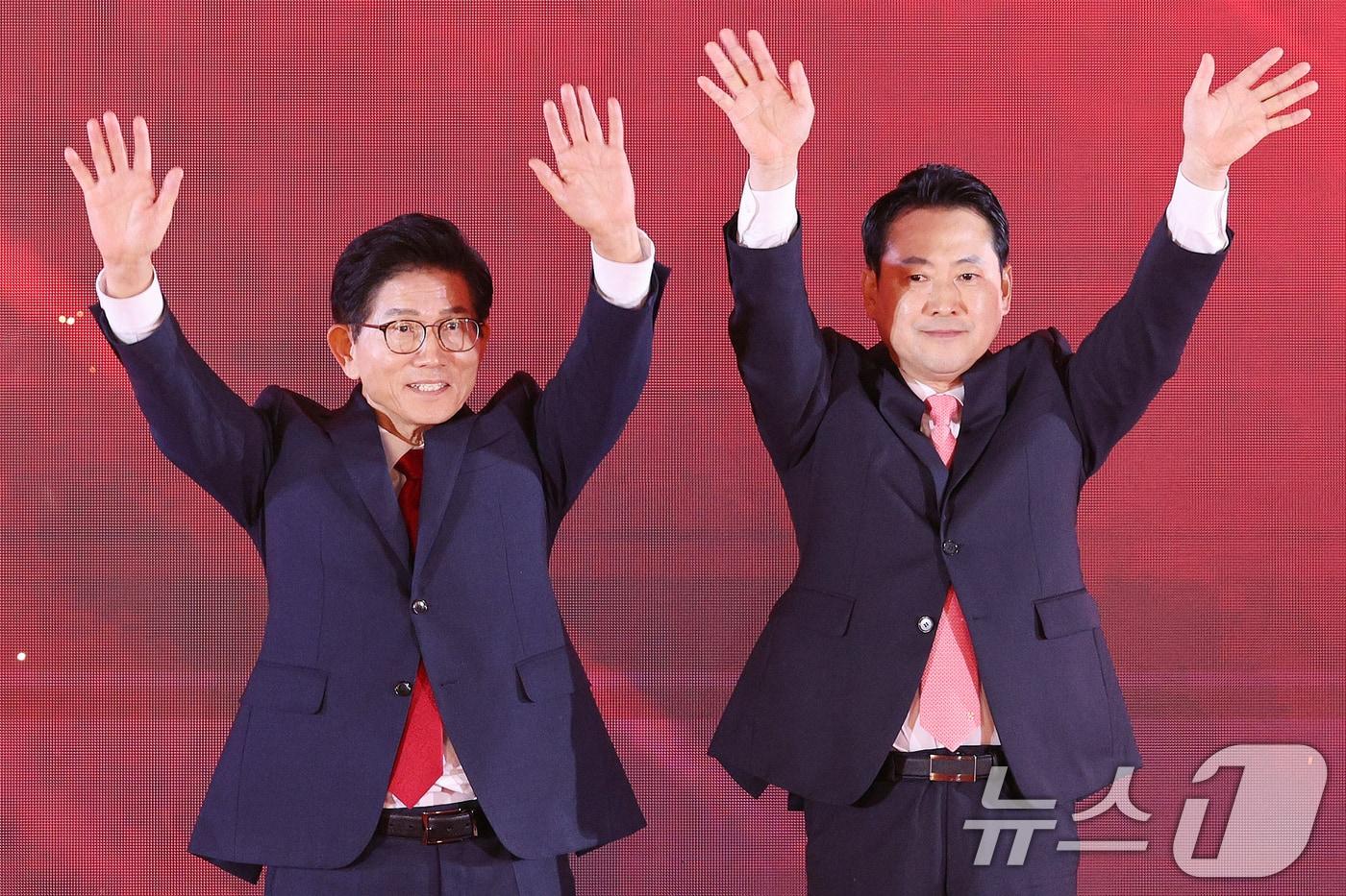 김문수(왼쪽)·장동혁 국민의힘 당대표 후보가 22일 오후 충북 청주시 오스코에서 열린 제6차 전당대회에서 결선 진출에 성공한 뒤 당원들에게 인사하고 있다. 2028.8.22/뉴스1 ⓒ News1 신웅수 기자
