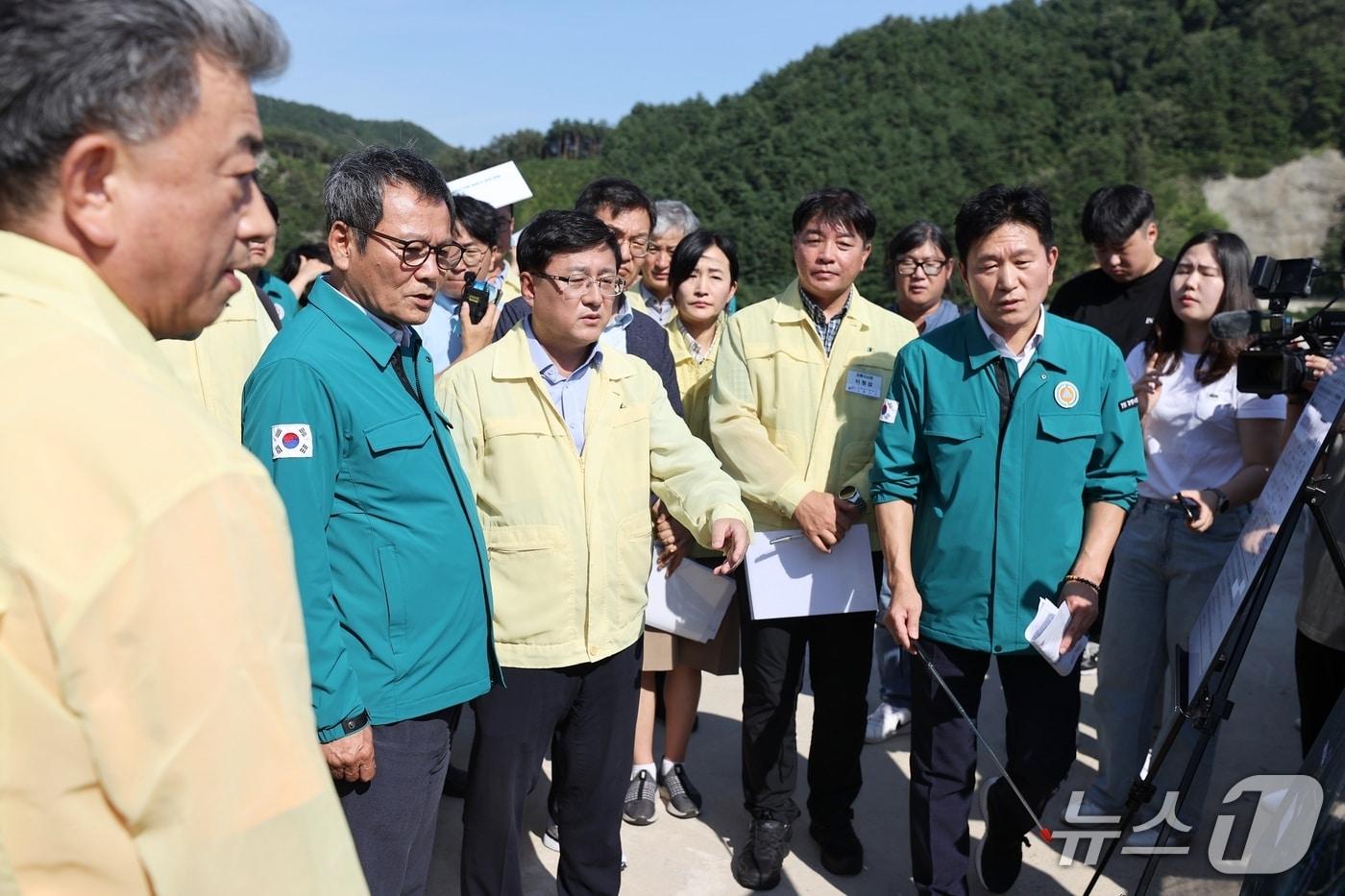 김홍규 강원 강릉시장&#40;사진 왼쪽 2번째&#41;이 22일 가뭄 대응 점검차 오봉저수지를 찾은 김성환 환경부 장관&#40;사진 중간&#41;에게 대응현황을 설명하고 있다.&#40;강릉시 제공, 재판매 및 DB 금지&#41; 2025.8.22/뉴스1  
