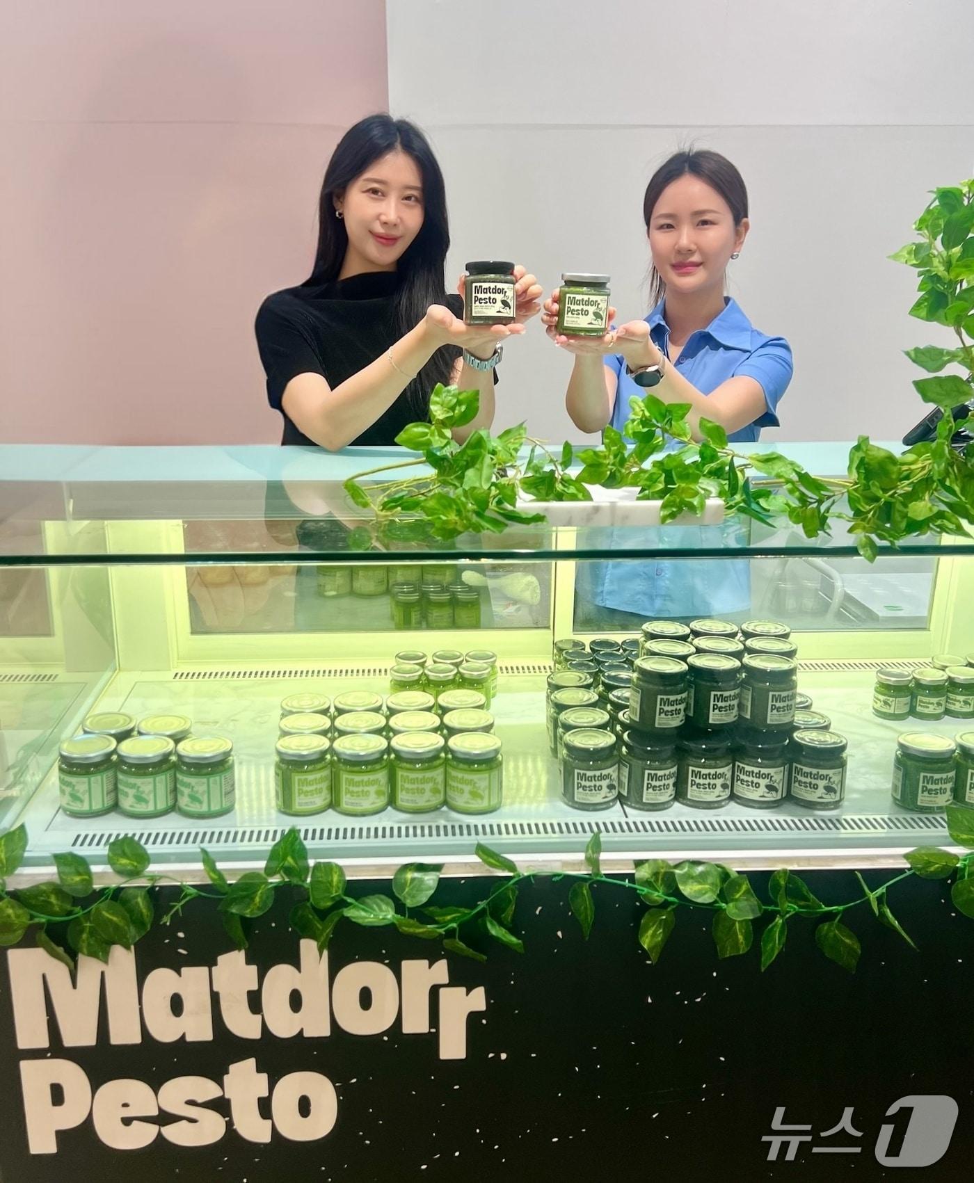 본문 이미지 - 신세계백화점 센텀시티 관계자들이 멧도르 페스토의 제품을 소개하고 있다.(신세계 센텀시티 제공. 재판매 및 DB 금지)