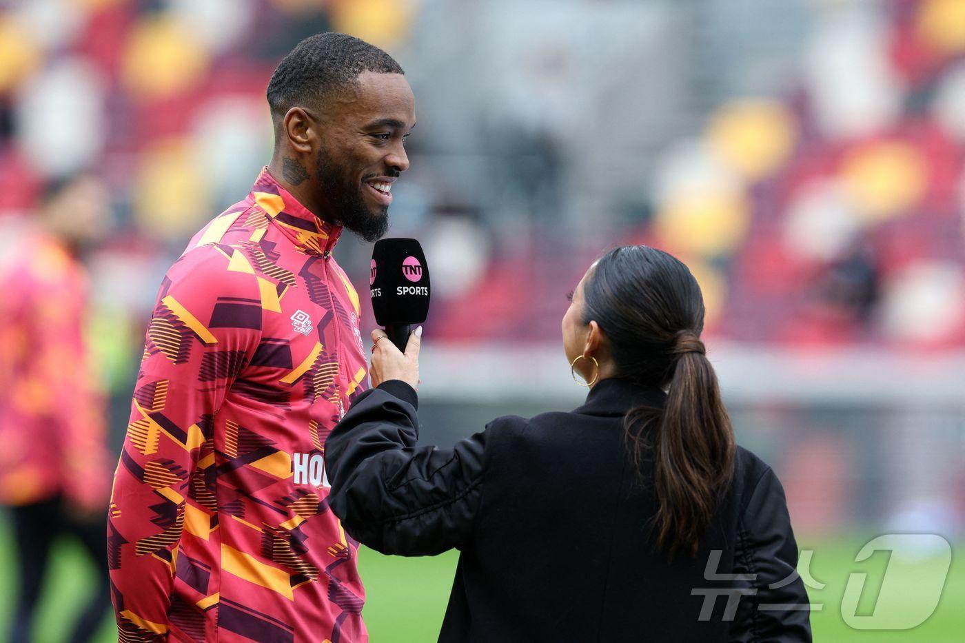 중계방송사와 인터뷰하는 축구선수. ⓒ AFP=뉴스1