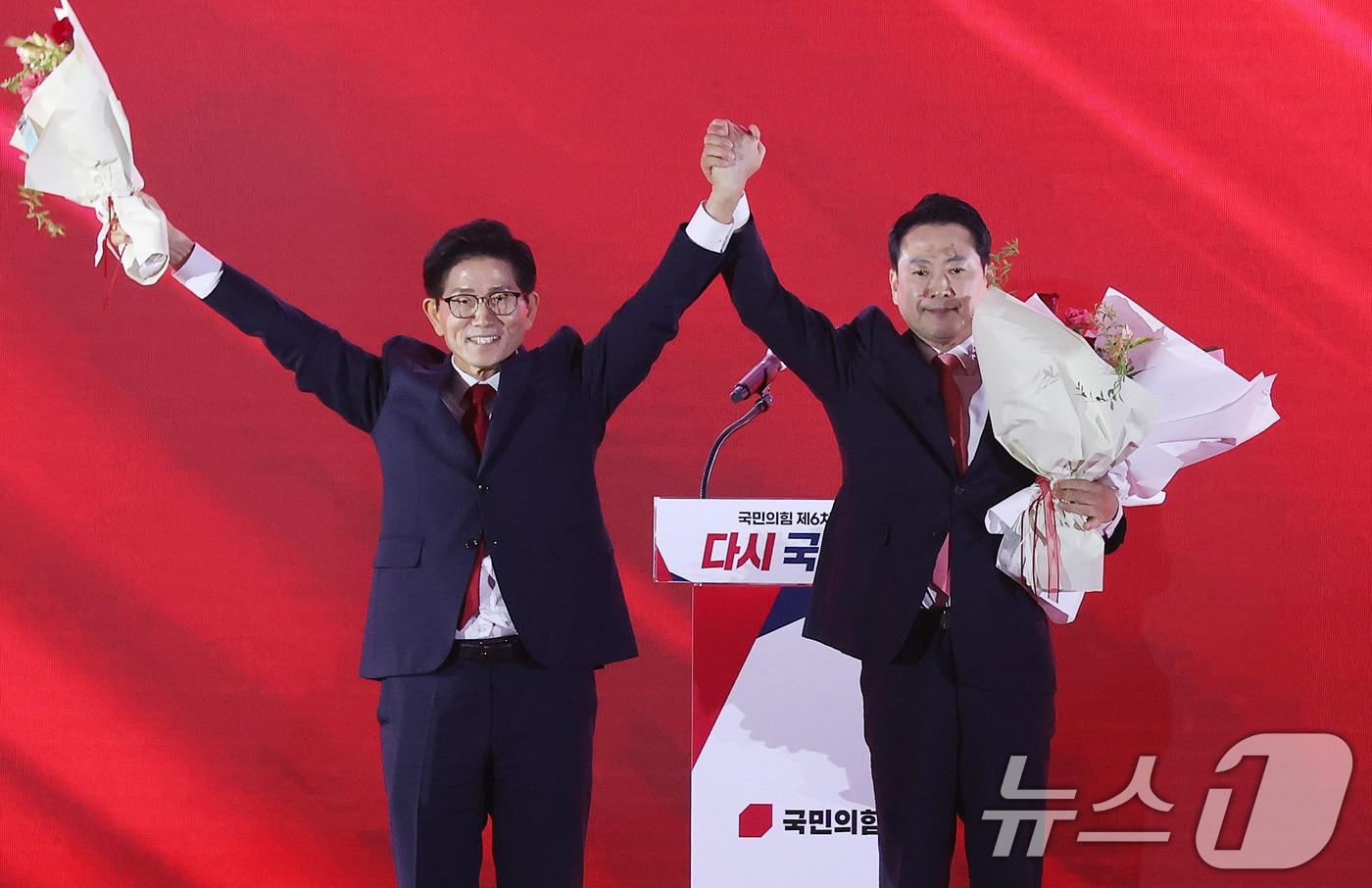 김문수, 장동혁 국민의힘 대표 후보가 22일 오후 충북 청주 오스코에서 열린 국민의힘 제6차 전당대회에서 결전 진출에 성공한 뒤 손을 맞잡고 인사하고 있다. ⓒ News1 신웅수 기자