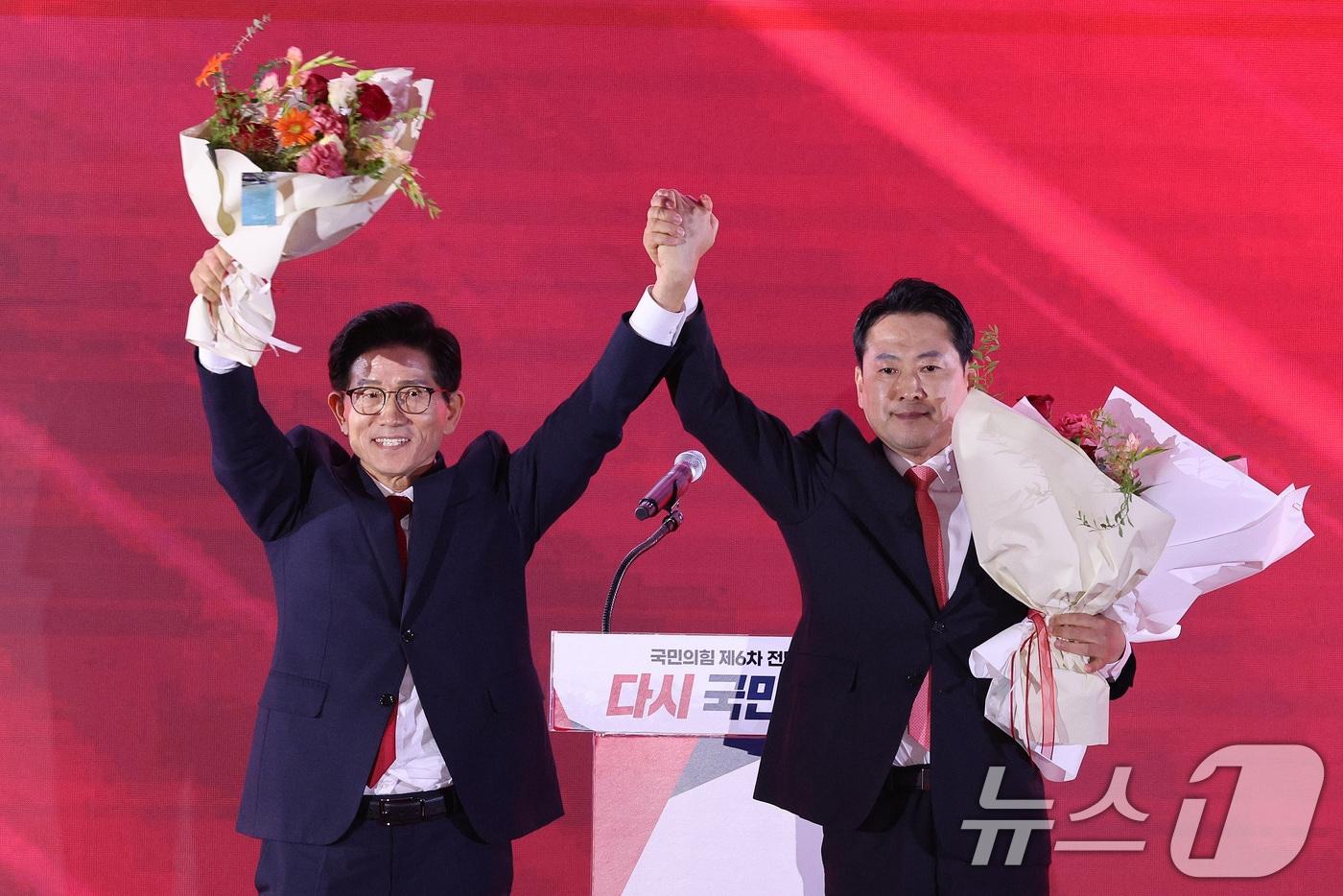 김문수&#40;왼쪽&#41;·장동혁 국민의힘 당대표 후보가 22일 오후 충북 청주시 오스코에서 열린 제6차 전당대회에서 결선 진출에 성공한 뒤 당원들에게 인사하고 있다. 2028.8.22/뉴스1 ⓒ News1 신웅수 기자