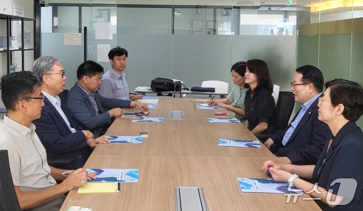 22일 정헌율 익산시장이 한국노인인력개발원 서울지역 본부를 찾아 김미곤 원장 등과 면담을 하고 있다.&#40;익산시 제공. 재판매 및 DB금지&#41;