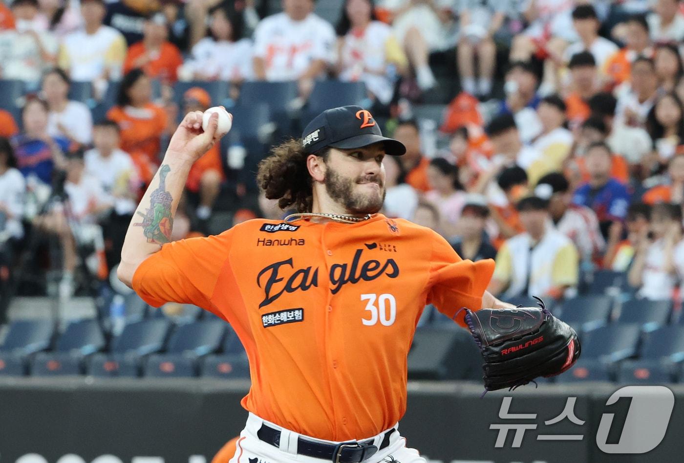 22일 대전 한화생명볼파크에서 열린 프로야구 '2025 신한 SOL 뱅크 KBO리그' 한화이글스와 SSG 랜더스 경기에서 한화선발 폰세가 역투하고 있다. 2025.8.22/뉴스1 ⓒ News1 김기태 기자