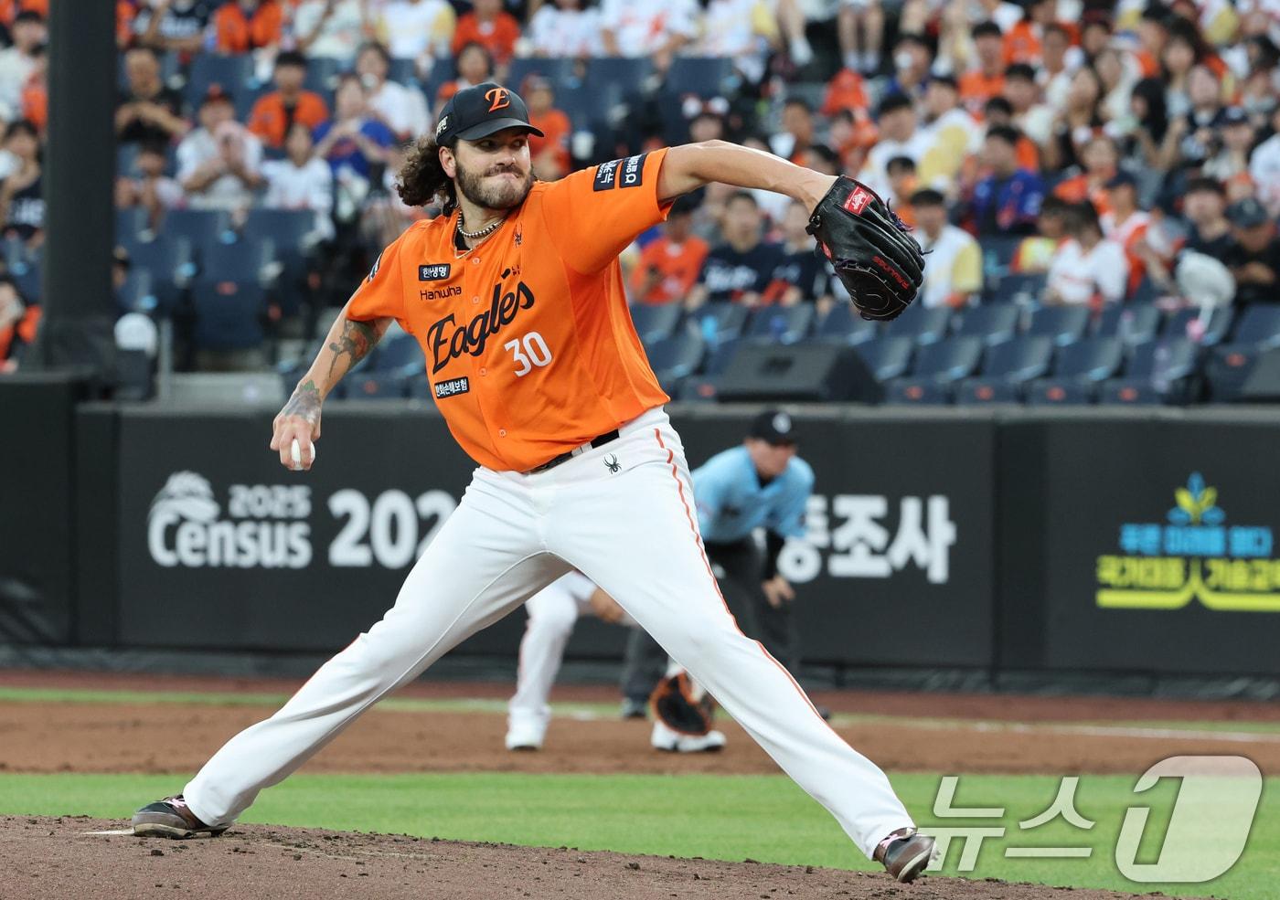 22일 대전 한화생명볼파크에서 열린 프로야구 &#39;2025 신한 SOL 뱅크 KBO리그&#39; 한화이글스와 SSG 랜더스 경기에서 한화선발 폰세가 역투하고 있다. 2025.8.22/뉴스1 ⓒ News1 김기태 기자